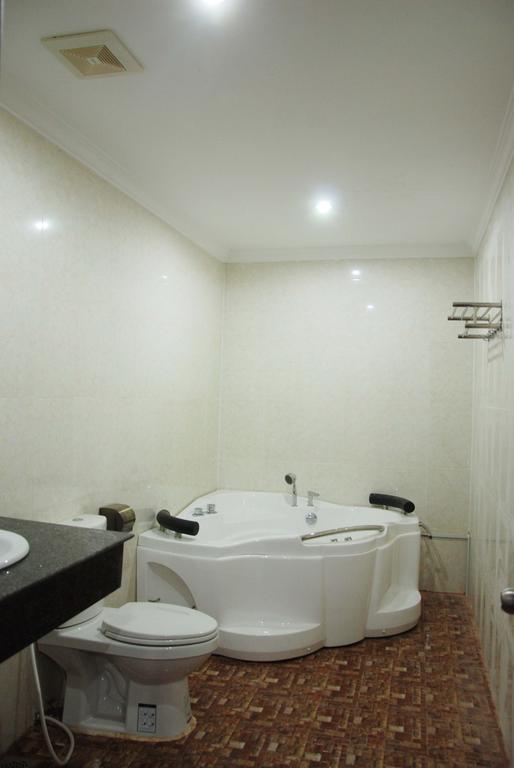 Emerald Bb Battambang Hotel Buitenkant foto